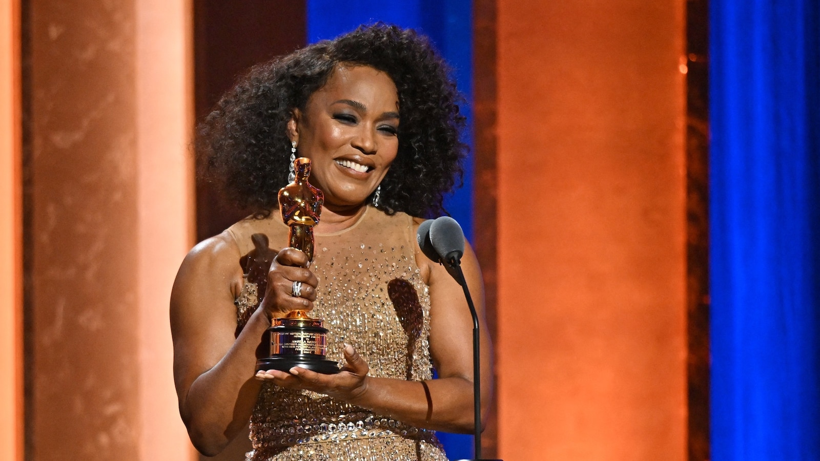 Angela Bassett delivers powerful speech accepting honorary Oscar