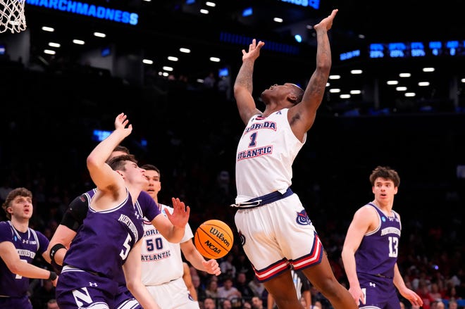 March 22, 2024, Brooklyn, NY, USA; Florida Atlantic Owls guard Johnell Davis (1) loses the ball to Northwestern Wildcats guard Ryan Langborg (5) in the first round of the 2024 NCAA Tournament at the Barclays Center. Mandatory Credit: Robert Deutsch-USA TODAY Sports