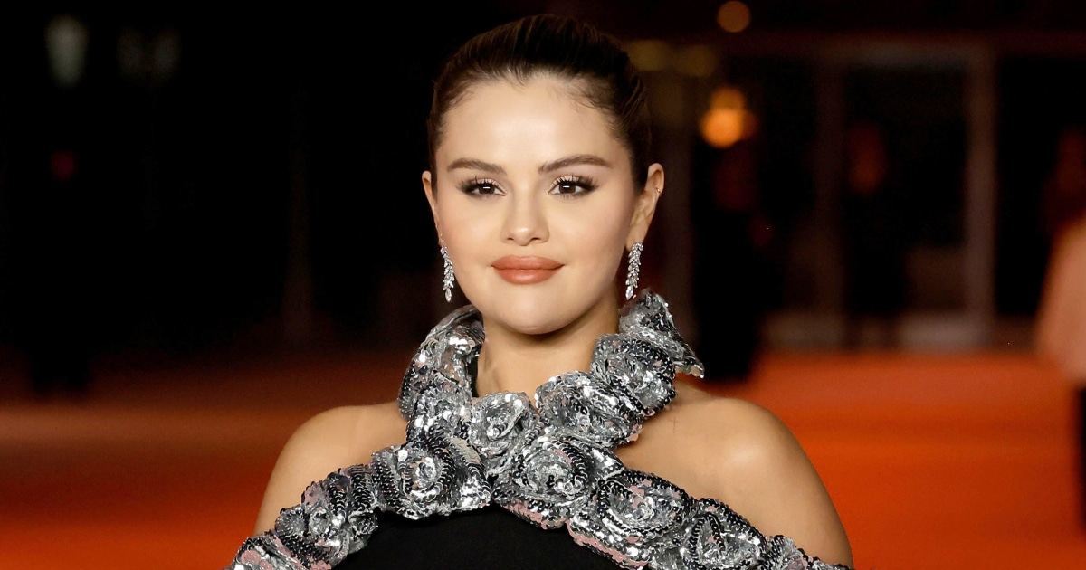 Selena Gomez Goes Makeup-Free in New Selfies
