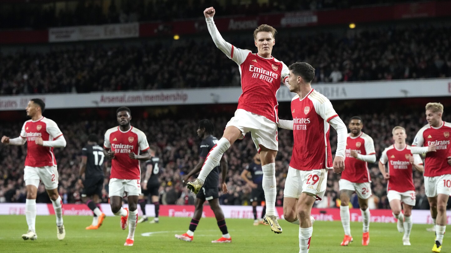 Arsenal climbs above Liverpool after beating Luton 2-0 in Premier League