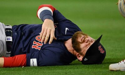 Red Sox Trevor Story leaves game after injuring shoulder