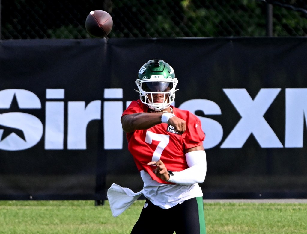 Justin Fields throws a pass during the Jets' first training camp practice.