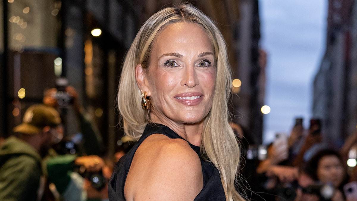 Molly Sims smiling