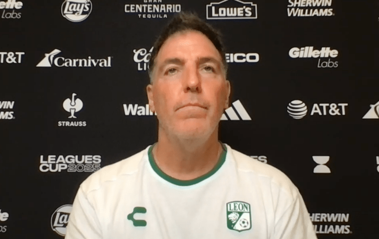 Eduardo Berizzo en atención a medios este jueves.
