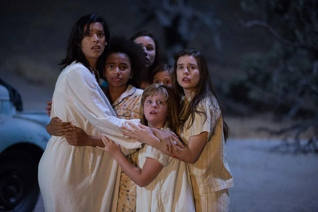 Grace Caroline Currey, Stephanie Sigman, Philippa Coulthard, Tayler Buck, Lulu Wilson y Lou Lou Safran en “Annabelle: Creation” (2017).