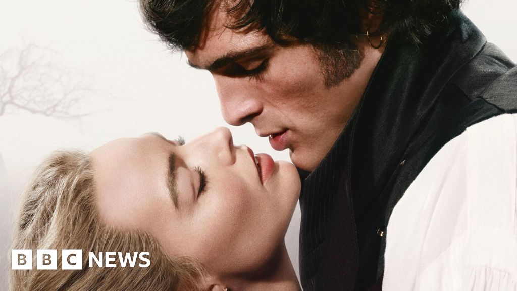 'Erotic' first trailer of Emerald Fennell's film released
